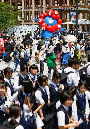 　大勢の人たちでにぎわう大阪・関西万博会場。開幕から２カ月を迎えた