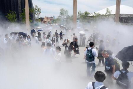 　大阪・関西万博会場でミストを浴びる来場者