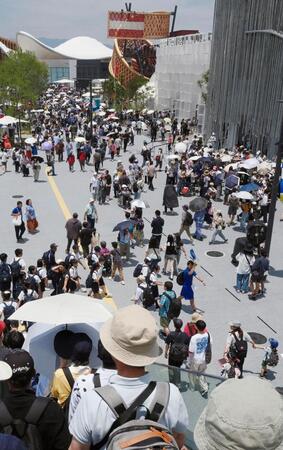 　大勢の人たちでにぎわう大阪・関西万博会場。開幕から２カ月を迎えた