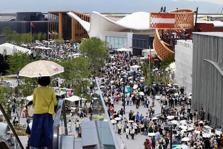 　大勢の人たちでにぎわう大阪・関西万博会場。開幕から２カ月を迎えた
