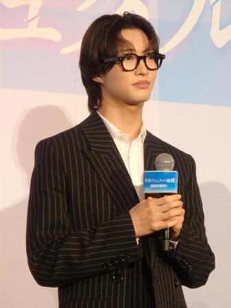 　舞台あいさつに登壇した佐藤新