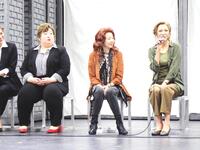 　「ジェイミー」の稽古場お披露目に参加した（左から）３時のヒロイン・かなで、保坂知寿、安蘭けい