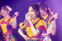 　劇場公演で熱唱するＮＭＢ４８・川上千尋