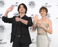 　高級時計を披露する山﨑賢人（左）と米倉涼子（撮影・伊藤笙子）