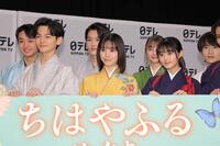 　ほほ笑む（左から）齋藤潤、當真あみ、原菜乃華（撮影・吉澤敬太）