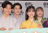 　笑顔を見せる（前列左から）齋藤潤、山時聡真、當真あみ、嵐莉菜（撮影・吉澤敬太） 