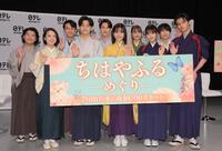 　手を振る（前列左から）上白石萌音、齋藤潤、當真あみ、原菜乃華、藤原大祐、（後列同）高村佳偉人、大西利空、山時聡真、嵐莉菜、坂元愛登（撮影・吉澤敬太） 