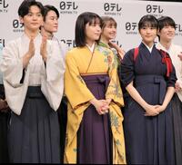 　あでやかな袴姿で登場した當真あみ（中央）＝撮影・吉澤敬太