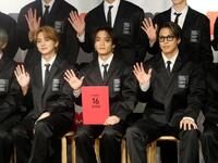 　会見に出席したＴＨＥ　ＲＡＭＰＡＧＥのボーカル３人（左から）吉野北人、川村壱馬、ＲＩＫＵ