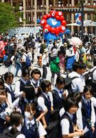 　大勢の人たちでにぎわう大阪・関西万博会場。開幕から２カ月を迎えた