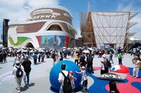 　大勢の人たちでにぎわう大阪・関西万博会場。開幕から２カ月を迎えた