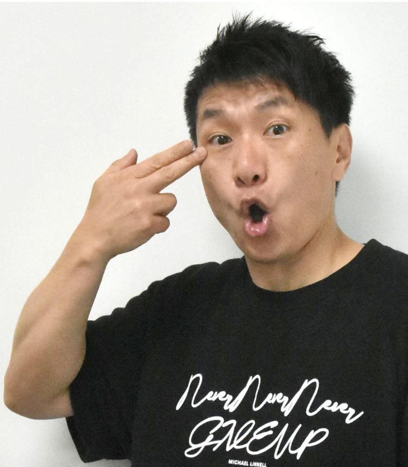 　手で淡路島の形を表現する「淡路島ポーズ」を決めるますだおかだ・増田英彦