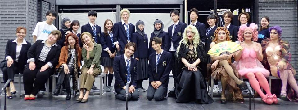 　（前列左から）栗山絵美、３時のヒロイン・かなで、保坂知寿、安蘭けい、三浦宏規、橋颯、石川禅、岸祐二、泉見洋平、渡辺大輔