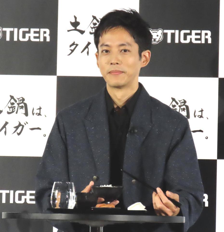 　タイガー魔法瓶で炊いたご飯を食べる松坂桃李