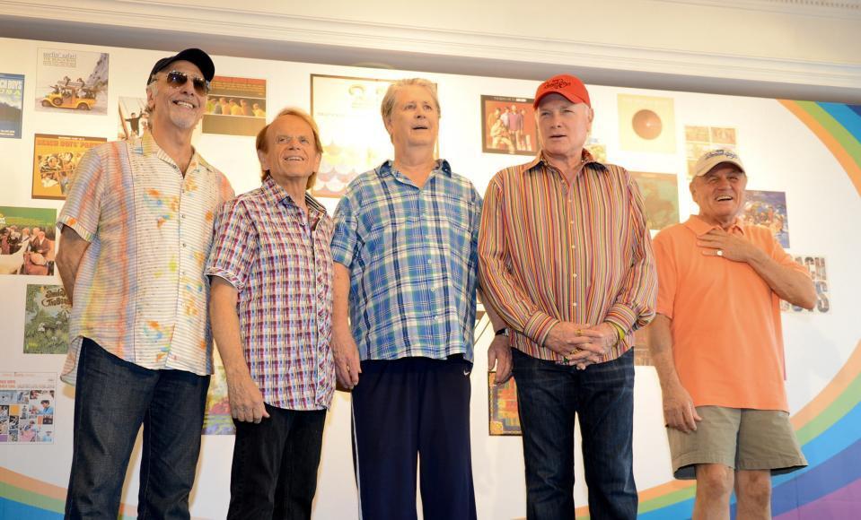 　３３年ぶりにオリジナルメンバーで来日したビーチ・ボーイズの（左から）デヴィッド・マークス、アル・ジャーディン、ブライアン・ウィルソン、マイク・ラブ、ブルース・ジョンストン）＝２０１２年８月１４日