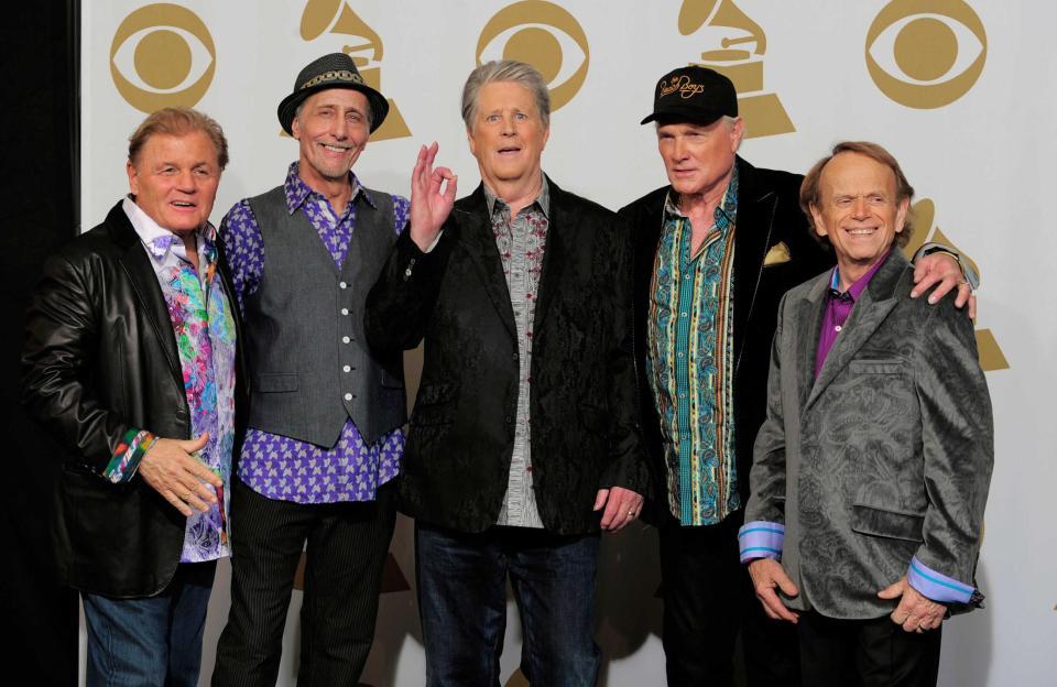 　米グラミー賞の舞台裏に登場したビーチ・ボーイズのブライアン・ウィルソンさん（中央）とメンバー＝２０１２年（ＡＰ＝共同）