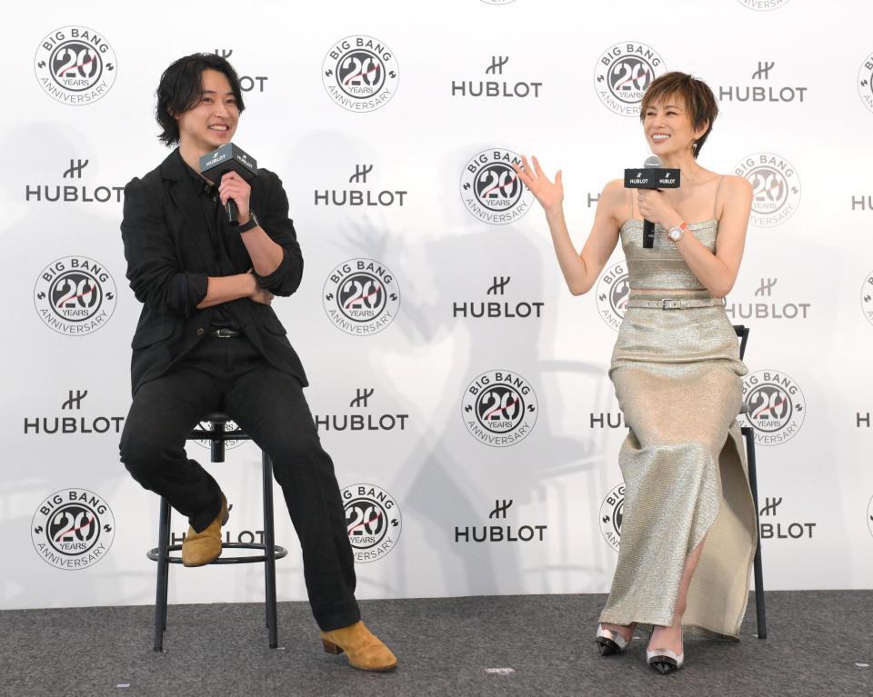 　ウブロ「ビッグ・バン」２０周年記念イベントで過去のドラマ共演を振り返る山﨑賢人（左）と米倉涼子（撮影・伊藤笙子）