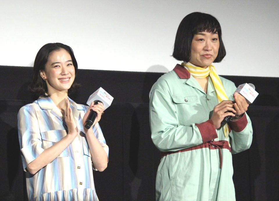 　完成披露上映会に登壇した蒼井優（左）と南海キャンディーズ・しずちゃん