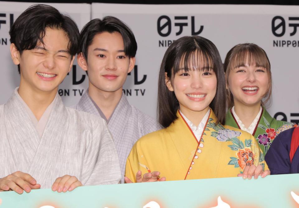 　笑顔を見せる（前列左から）齋藤潤、山時聡真、當真あみ、嵐莉菜（撮影・吉澤敬太） 