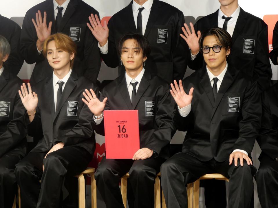 　会見に出席したＴＨＥ　ＲＡＭＰＡＧＥのボーカル３人（左から）吉野北人、川村壱馬、ＲＩＫＵ