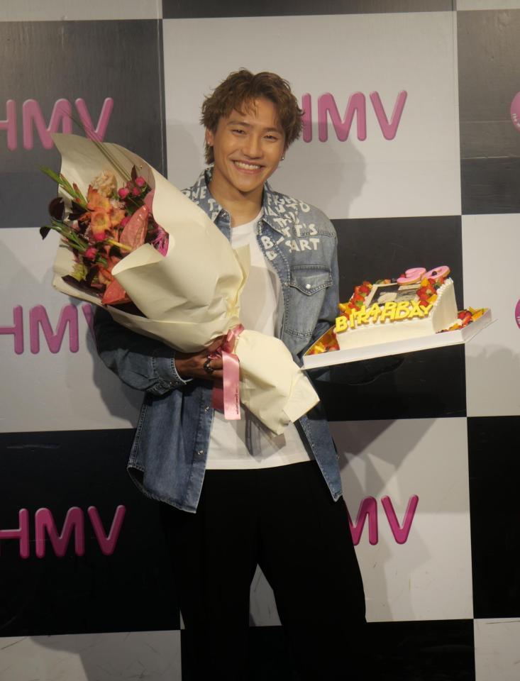 　３０歳を迎えてケーキと花束で祝福された小森隼