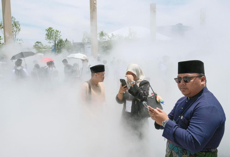 　大阪・関西万博会場でミストを浴びる来場者