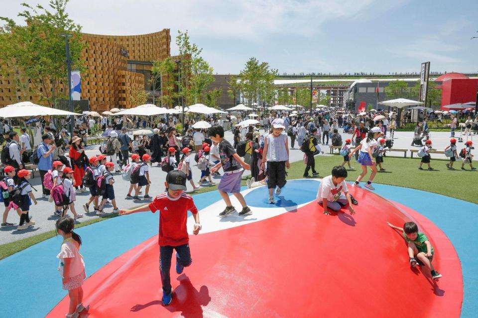 　大勢の人たちでにぎわう大阪・関西万博会場。開幕から２カ月を迎えた