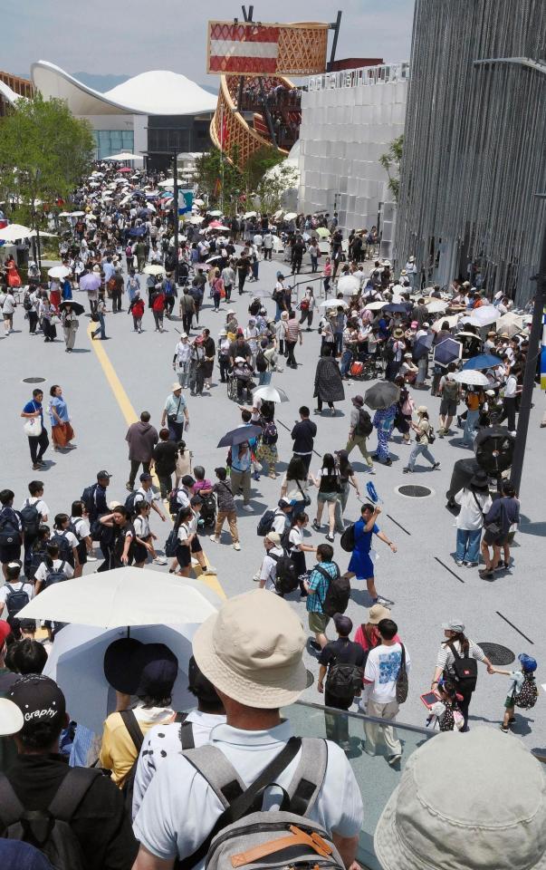 　大勢の人たちでにぎわう大阪・関西万博会場。開幕から２カ月を迎えた