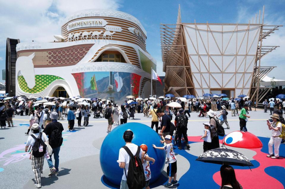 　大勢の人たちでにぎわう大阪・関西万博会場。開幕から２カ月を迎えた