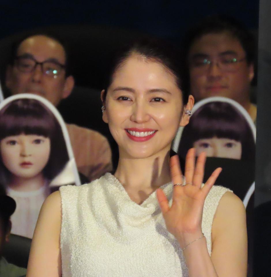 　映画「ドールハウス」の初日舞台あいさつに登場した長澤まさみ