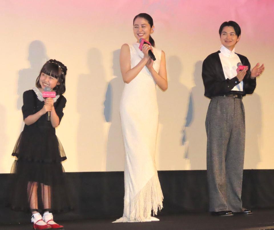 　映画「ドールハウス」の初日舞台あいさつに登壇した（左から）池村碧彩、長澤まさみ、瀬戸康史