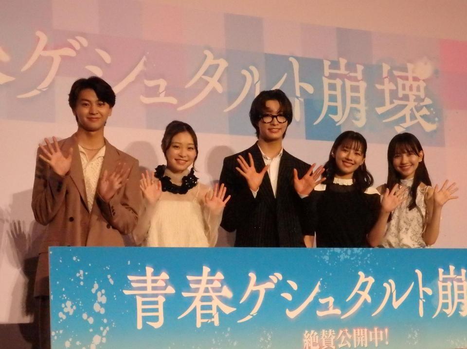 　（左から）藤本洸大、新井美羽、佐藤新、渡邉美穂、河村ここあ