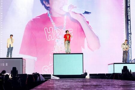 　ステージに集結したＢＴＳの（左から）ＪＩＮ、Ｊ－ＨＯＰＥ、ＪＵＮＧ　ＫＯＯＫ　（Ｐ）＆（Ｃ）ＢＩＧＨＩＴ　ＭＵＳＩＣ