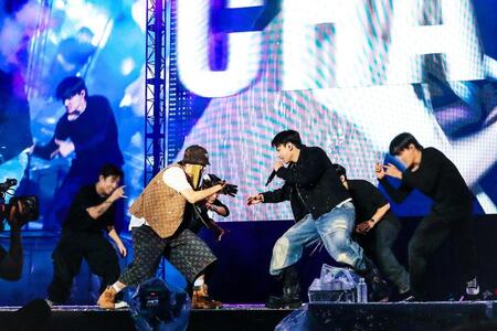 　顔をつきあわせてステージでの再会を果たしたＢＴＳのＪ－ＨＯＰＥ（左）とＪＵＮＧ　ＫＯＯＫ　（Ｐ）＆（Ｃ）ＢＩＧＨＩＴ　ＭＵＳＩＣ