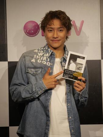 　初エッセーを手に笑顔を見せる小森隼
