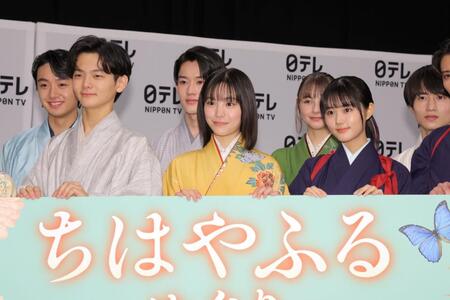 　ほほ笑む（左から）齋藤潤、當真あみ、原菜乃華（撮影・吉澤敬太）