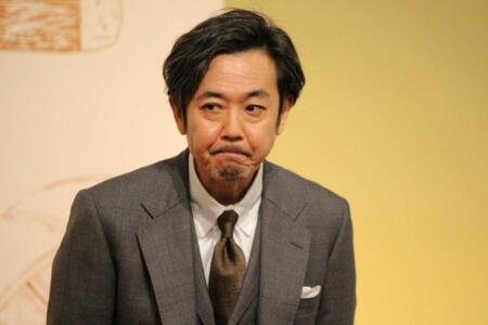 　「虎に翼」記者会見に出席した岡部たかし＝２０２４年３月２１日