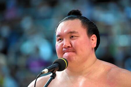 　名古屋場所で全勝優勝を決め、インタビューに答える白鵬＝２０２１年７月１８日、ドルフィンズアリーナ