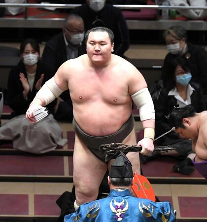 　春場所で懸賞を手にする白鵬＝２０２１年３月、両国国技館