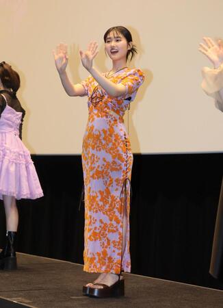 　舞台あいさつに登壇した原菜乃華（撮影・石井剣太郎）