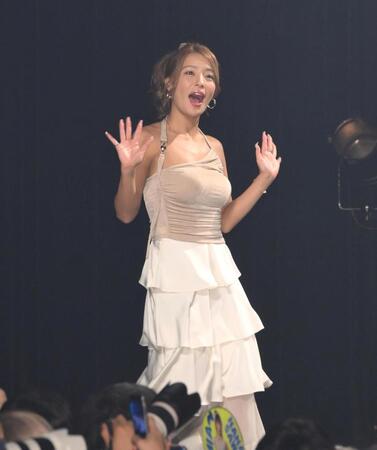 　歓声に応える橋本梨菜（撮影・堀内翔）　