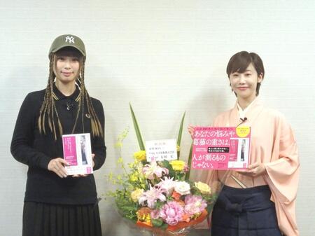 　撮影に応じる（左から）＃ＫＴＣＨＡＮ、蝶花楼桃花