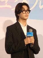 　舞台あいさつに登壇した佐藤新