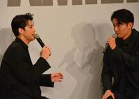 　ミュージカル「ＳＰＹ×ＦＡＭＩＬＹ」の制作発表会見に登場し、飛行機のトークで意気投合する森崎ウィン（左）と平方元基