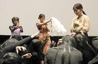 　具合が悪くなる久間田琳加（右端）と除霊する原菜乃華（中央）、なえなの（左端）＝撮影・石井剣太郎