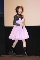 　舞台あいさつに登壇したなえなの（撮影・石井剣太郎）