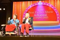 　万博会場内で漫才を披露する宮川大助・花子