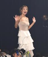 　歓声に応える橋本梨菜（撮影・堀内翔）　