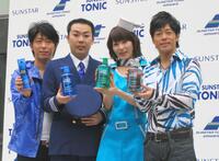 　陣内智則（右端）にあやかって幸せを願うフットボールアワーの後藤輝基、岩尾望とイメージキャラクターの高樹千佳子（左から）＝０８年４月