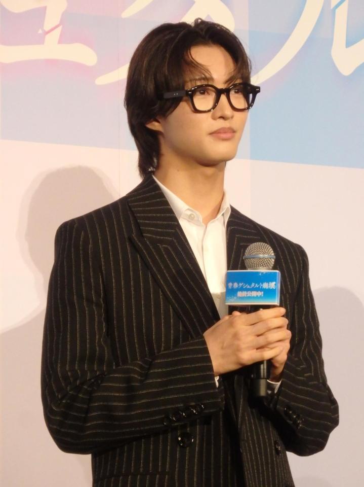 　舞台あいさつに登壇した佐藤新